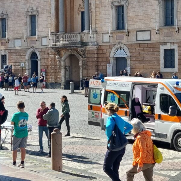 Malore per una turista in piazza Duomo. Soccorsi immediati sul posto, ambulanza dopo 20 minuti