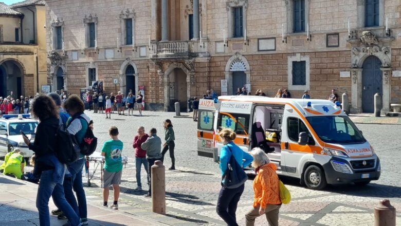 Malore per una turista in piazza Duomo. Soccorsi immediati sul posto, ambulanza dopo 20 minuti