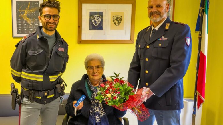 Un mazzo di fiori e un grazie dalla Polizia Stradale alla signora che ha permesso l’arresto di una ricercata